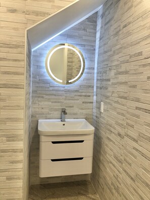 Regadera, secadora de cabello, toallas 