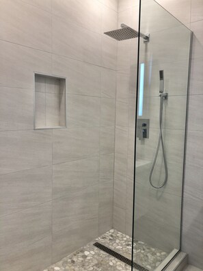 Douche, sèche-cheveux, serviettes fournies