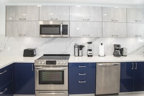 Refrigerador, microondas, horno y lavavajillas 