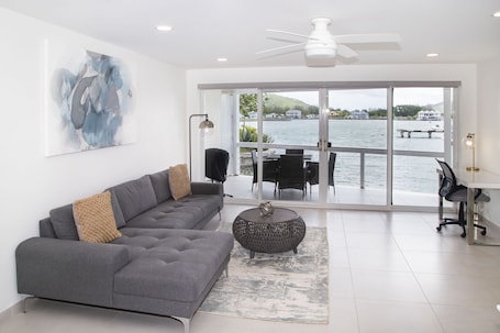 TV. Waterfront Villa 232C South Finger, Jolly Harbour