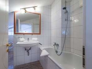 Bathtub, towels