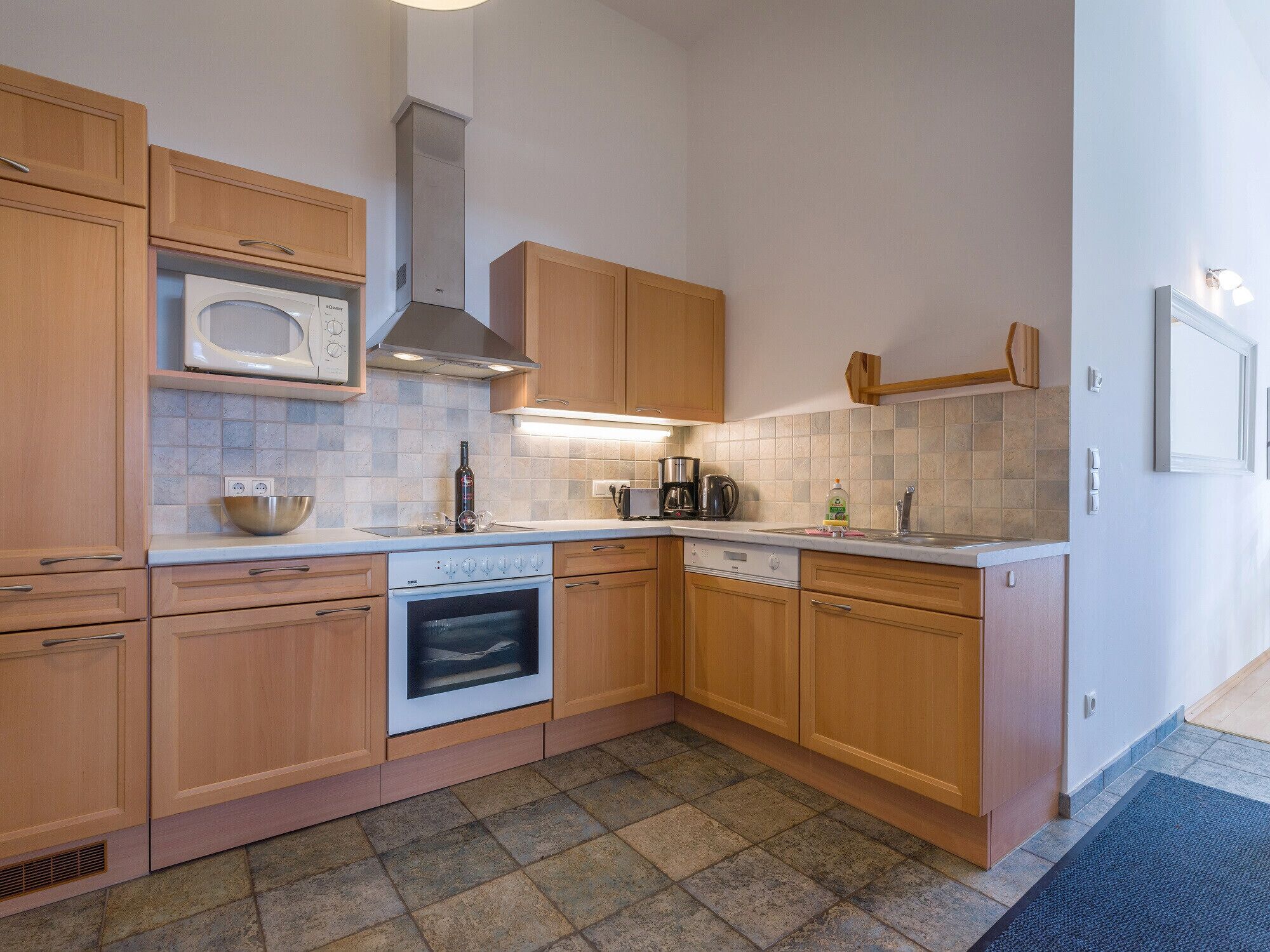 Kjøleskap, mikrobølgeovn, ovn og oppvaskmaskin