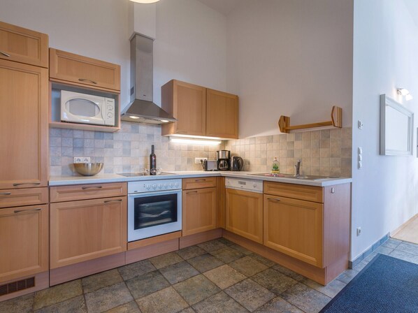 Kühlschrank, Mikrowelle, Ofen, Geschirrspüler