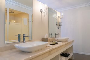 Suite Deluxe King | Seprai premium, minibar, brankas, dan didekorasi berbeda-beda