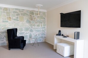 Suite Deluxe King | Premium bedding, minibar, in-room safe, individually decorated - Casa Hidalgo Hotel Boutique (Oaxaca)