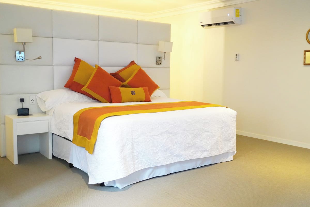 Ropa de cama de alta calidad y minibar