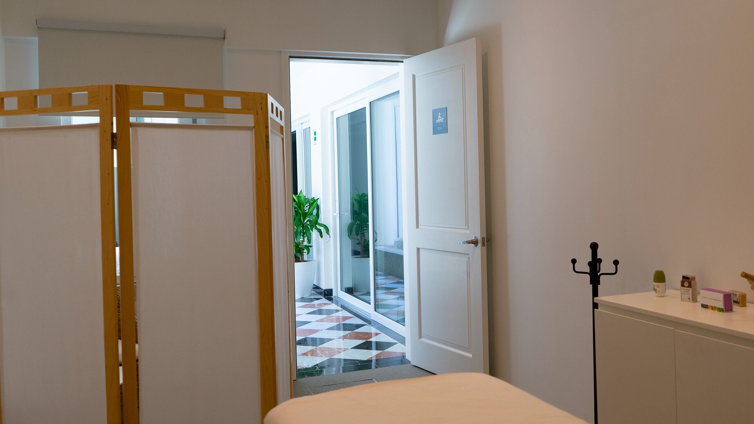 1 treatment room, massages