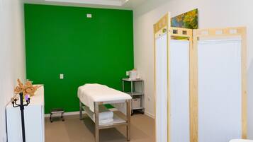 1 treatment room, massages
