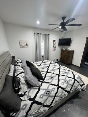 6 bedrooms, travel cot, WiFi, bed sheets - Amazing lake front property (Porum)