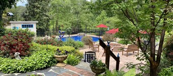 Blue Door Guesthouse – Gorgeous & Spacious 2BR/2BA Pool-Level Retreat