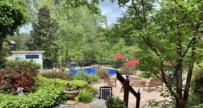Blue Door Guesthouse â Gorgeous & Spacious 2BR/2BA Pool-Level Retreat
