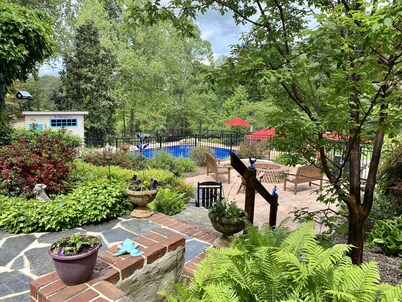 Blue Door Guesthouse – Gorgeous & Spacious 2BR/2BA Pool-Level Retreat