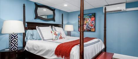 2 habitaciones, escritorio y tabla de planchar con plancha