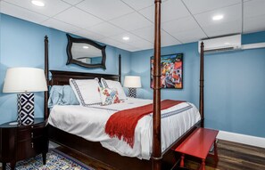 2 habitaciones, escritorio y tabla de planchar con plancha 