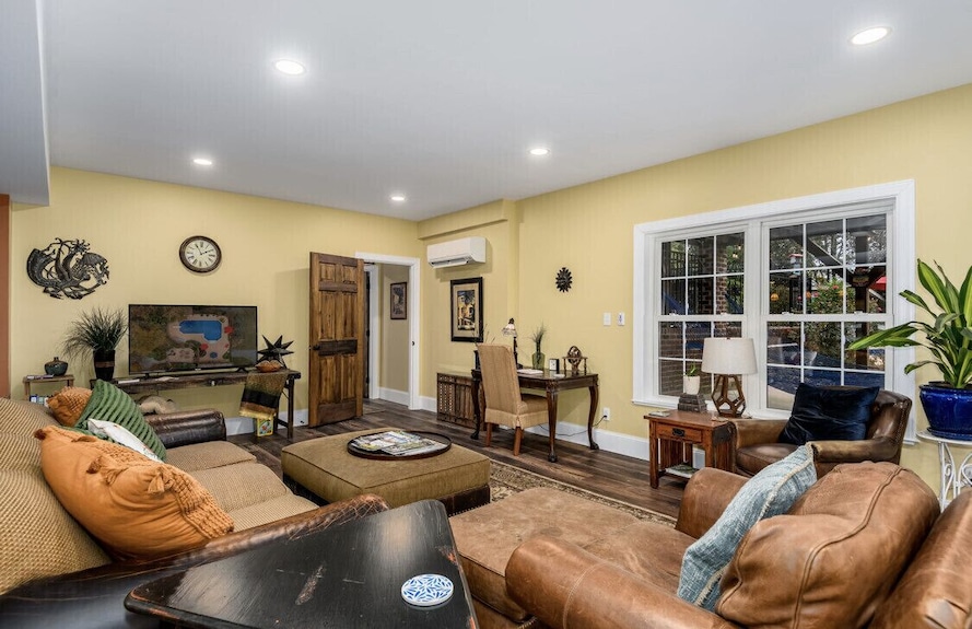 Blue Door Guesthouse Gorgeous & Spacious 2br/2ba Pool-level Retreat - Hickory, NC