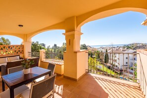 Outdoor dining - Resort Mediterra - Exclusive 2 bedroom apartment (Benalmádena)