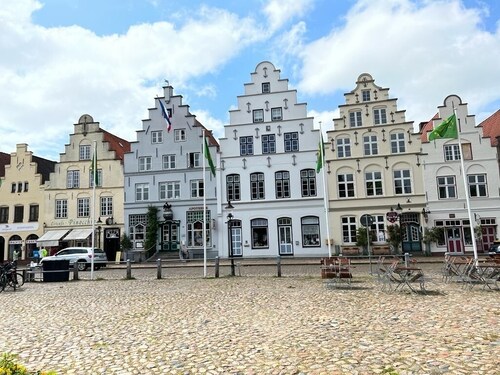 Beautiful vacation home directly on the canal