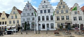 Beautiful vacation home directly on the canal