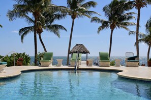 Outdoor pool, open 6:00 AM to 10:00 PM, pool loungers - Tara Del Sol (San Pedro)