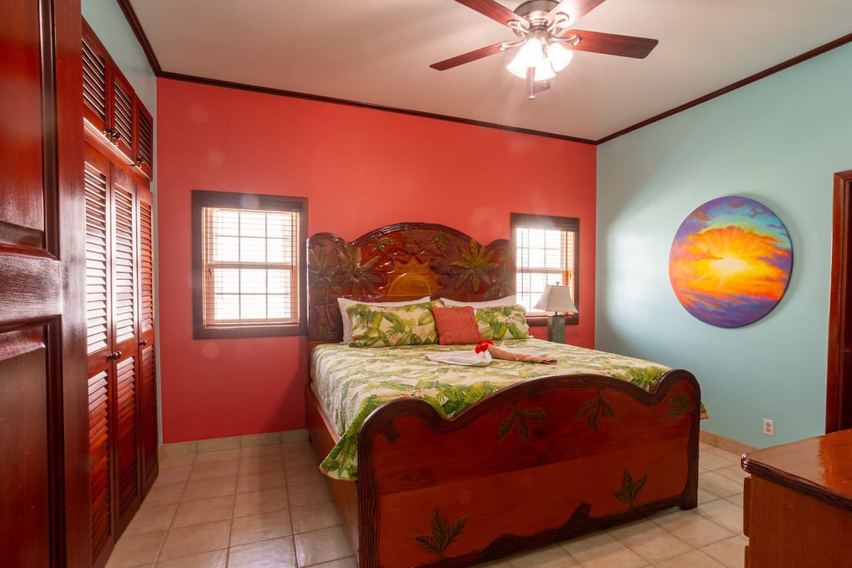 Deluxe appartement | Luxe beddengoed, pillowtop-bedden, een kluis op de kamer