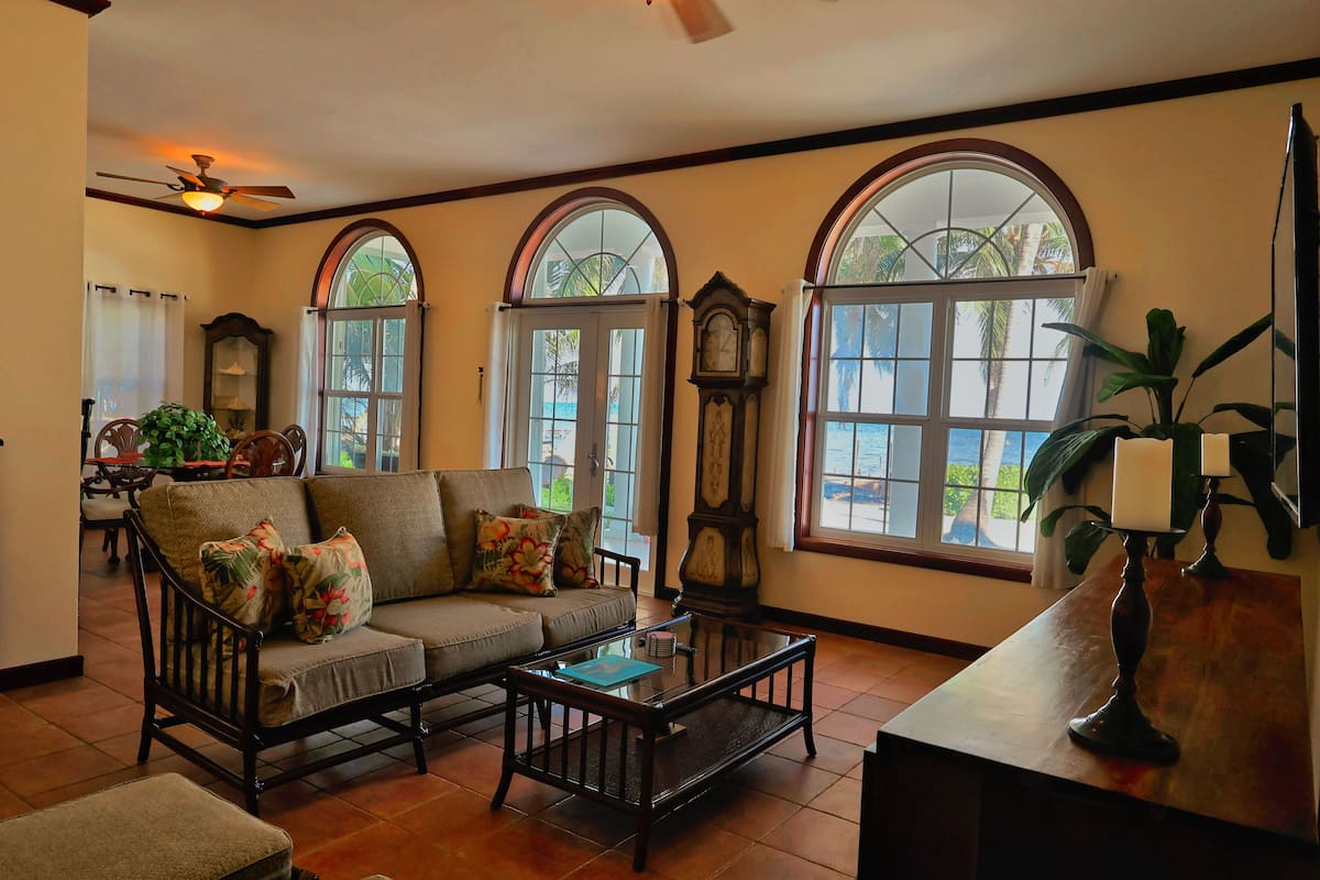 شقة ديلوكس - غرفتا نوم - بمنظر للمحيط - بمحاذاة الشاطئ | منطقة المعيشة | تلفزيون إل إي دي بحجم 42-بوصة يعرض قنوات تلفزيونية باشتراك مدفوع، طابعة