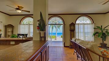 Deluxe Condo, 2 Bedrooms, Ocean View, Beachside | Living area