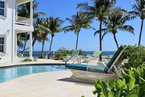 室外游泳池,開放時間為 06:00 至 22:00,提供日光浴躺椅