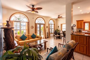 Apartamento de lujo | Zona de estar | Televisión LED de 42 pulgadas con canales por cable, una impresora