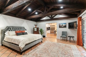 6 chambres, fer et planche à repasser, Wi-Fi, draps fournis