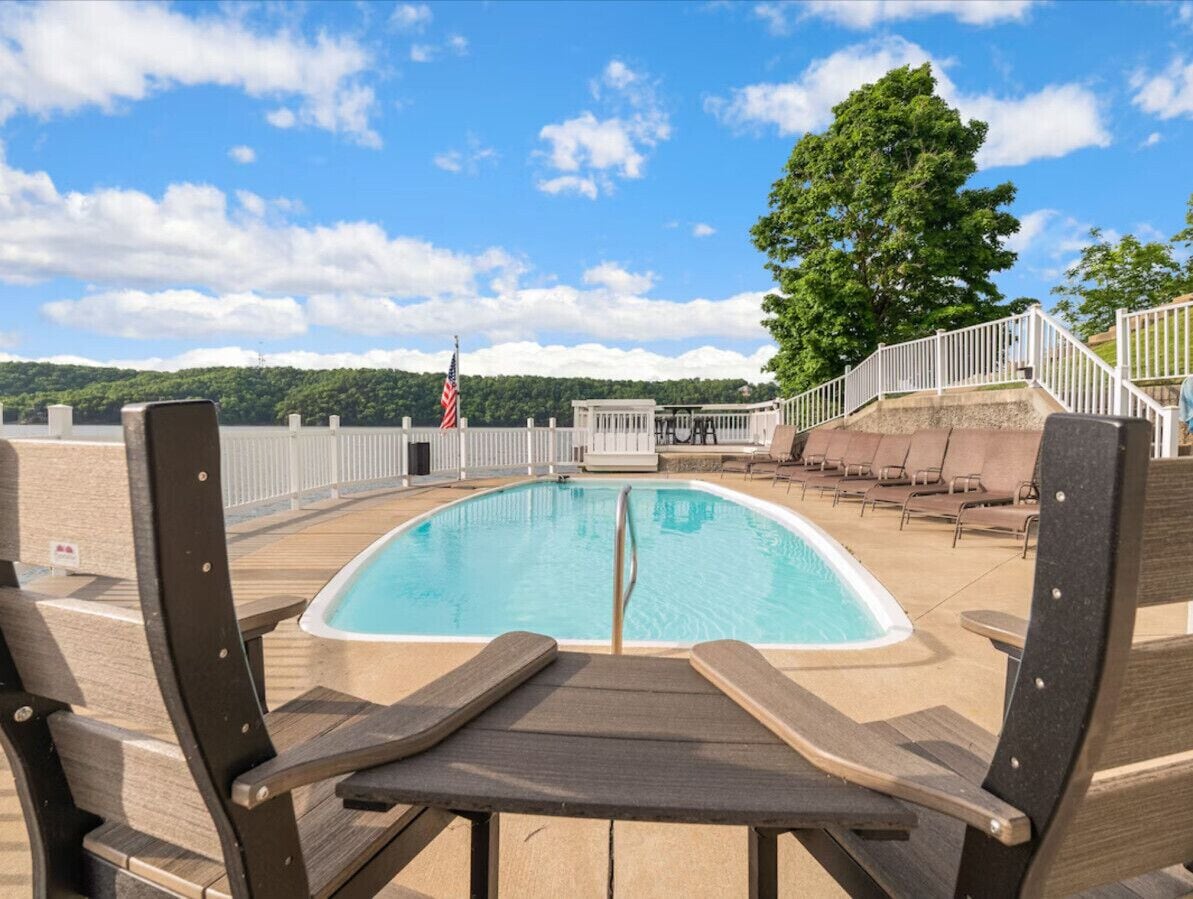 Een buitenzwembad, een verwarmd zwembad