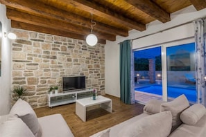 TV, fireplace
