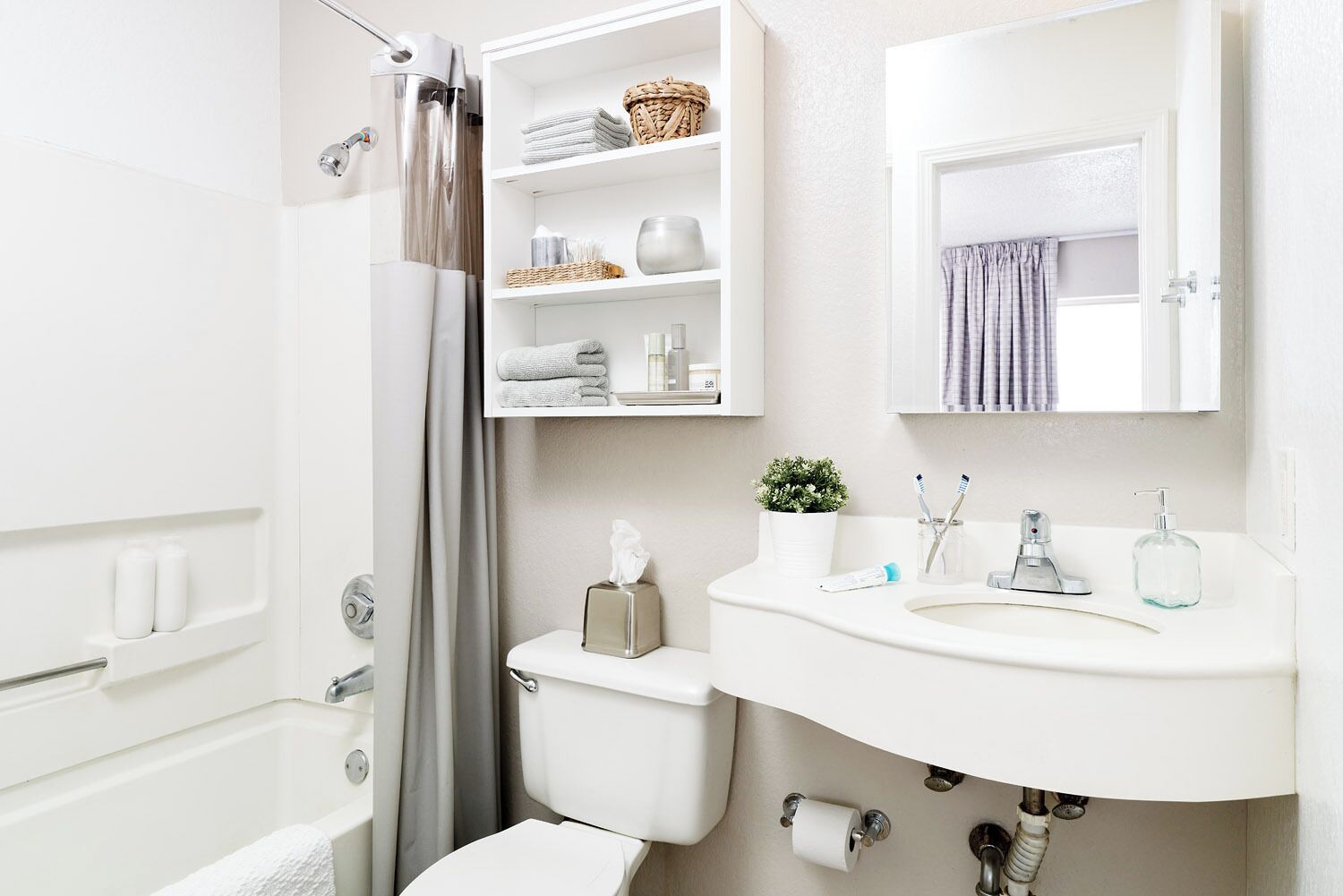 Combined shower/bathtub, hydromassage showerhead, towels, soap