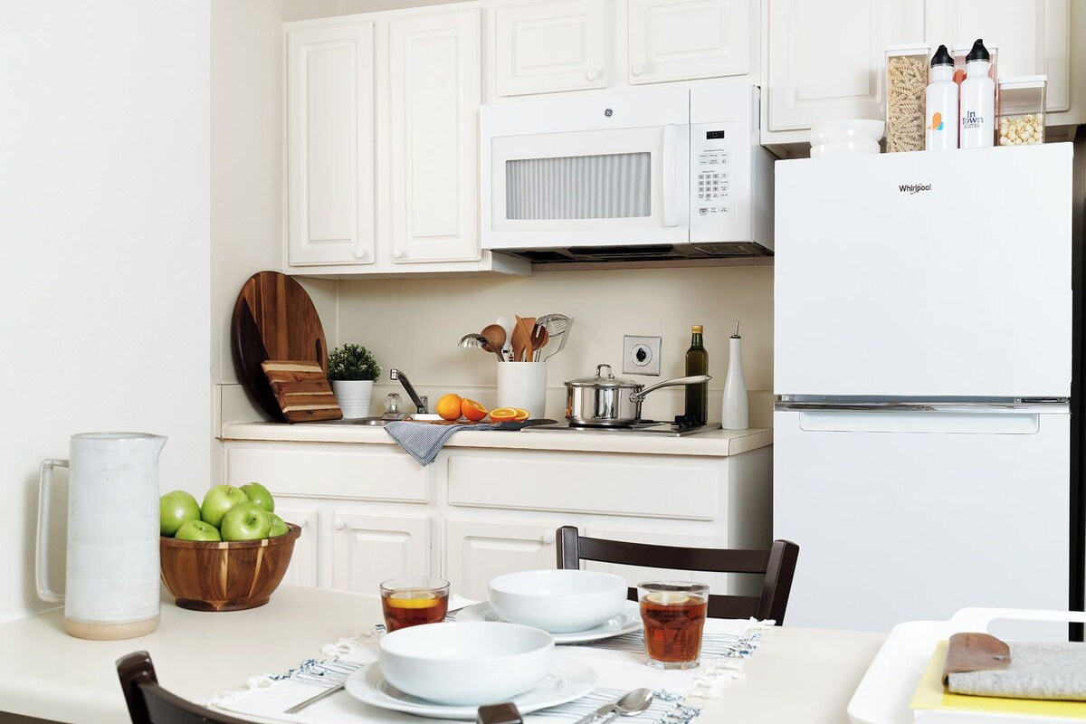 Frigorífico, microondas, placa de cocina y congelador