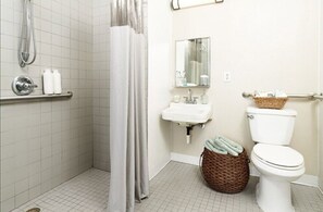 Combined shower/tub, hydromassage showerhead, free toiletries, towels