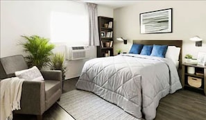 Premium Room, 1 Queen Bed | Desk, WiFi, bed sheets