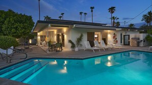 A modern house with a swimming pool, outdoor seating, and palm trees. - NEW!!! The Cosmo. A mid-century gem in the desert (Palm Springs)