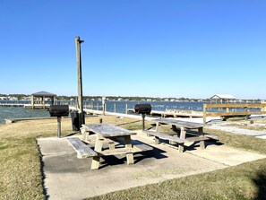 Outdoor dining - GS Surf and Racquet 707A   Newly renovated (Gulf Shores)