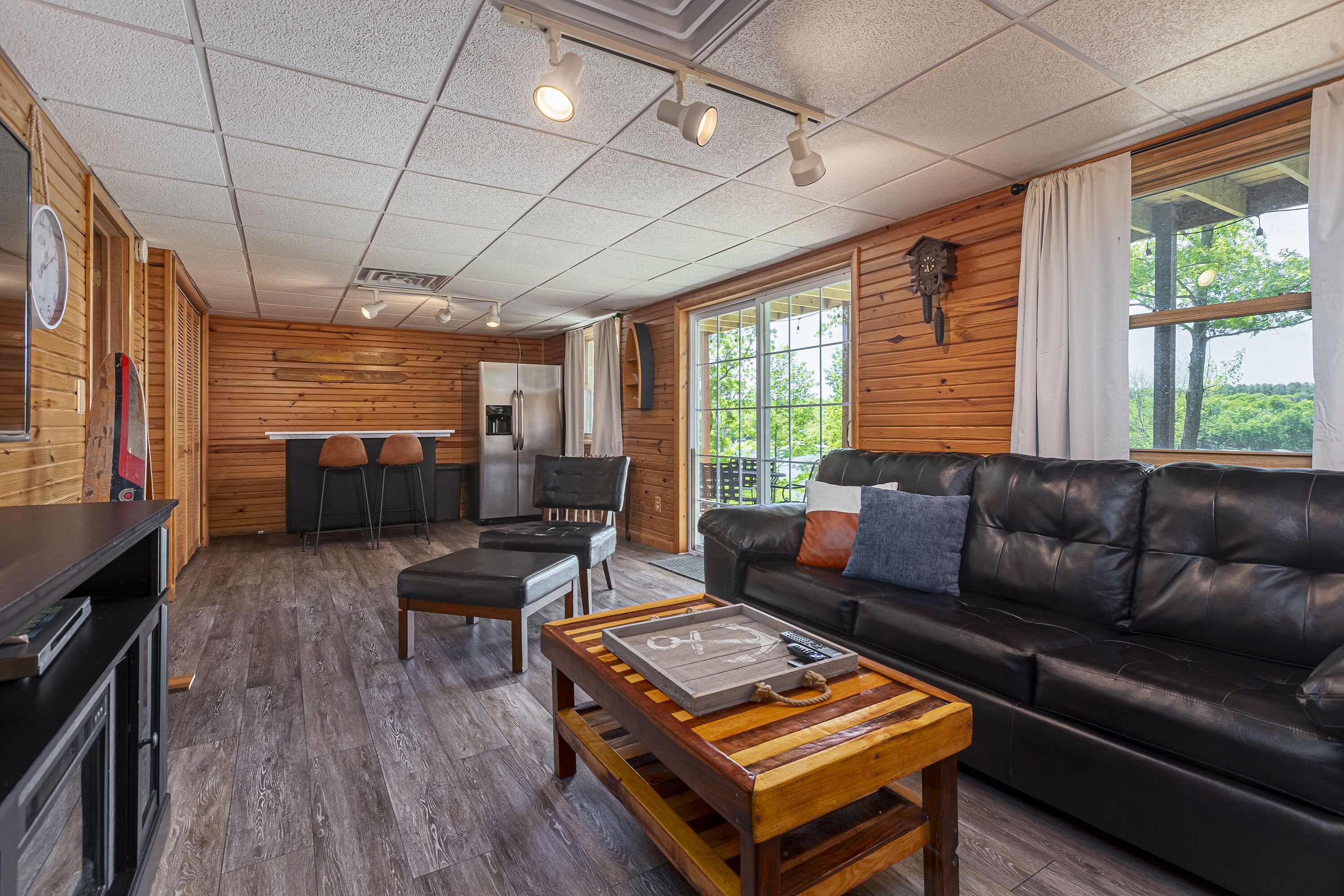 Smart-tv, pejs, dvd-afspiller, kontorer