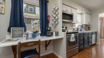 Full-size fridge, microwave, oven, stovetop