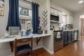 Full-sized fridge, microwave, oven, stovetop