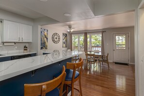 Full-size fridge, microwave, oven, stovetop