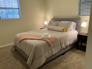 3 habitaciones, tabla de planchar con plancha y cuna de viaje 