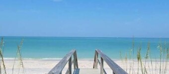 Charming Studio Unit Across from Lido Key Beach