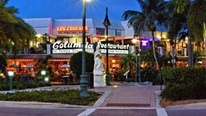 Ein Restaurant namens 'Columbia Restaurant' mit Außenbereich und einer Statue im Vordergrund.