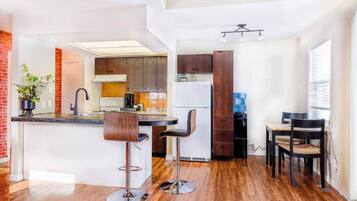 Réfrigérateur, micro-ondes, four, plaque de cuisson