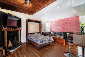 Smart TV - Cozy Calabogie condo with high speed internet (Calabogie)