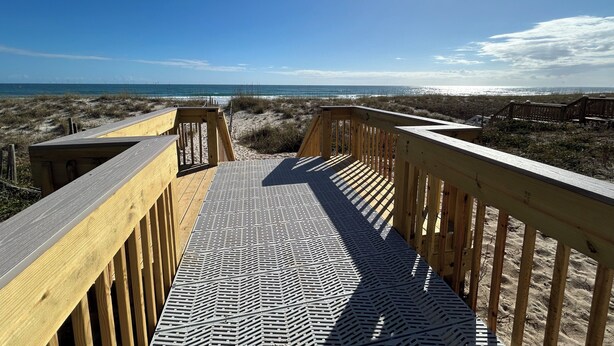 A wooden boardwalk leading to a beach with a clear view of the ocean. - Crystal Conch sleeps 16, private home close to beach access (Emerald Isle)