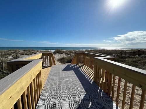 Crystal Conch sleeps 16, private home close to beach access