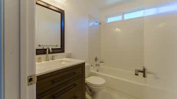 Combined shower/bathtub, hair dryer, towels