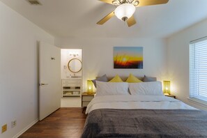 3 bedrooms, desk, iron/ironing board, travel cot - Family Friendly & King Suite & Fire Pit, 9 Mil DT (Austin)